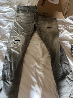 DSquared jeans ÄKTA - Äkta dsquared jeans köpt från miinto, kvitto finns ska bara hitta det och kvittot ingår i köpet såklart. Inga defekter alls utan säljer bara på grund av att jag sällan använder den. Ny pris var cirka 6000kr
