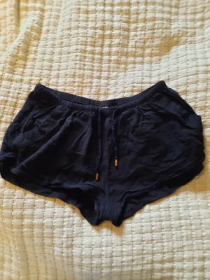 Svarta shorts - Svarta shorts från H&M. De är storlek 34/XS. Materialet är viskos. Passar bra som pyjamasshorts till exempel ☀️