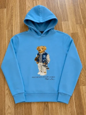 Polo bear Ralph Lauren tröja hoodie - Tjena, jag säljer en riktigt snygg Ralph Lauren hoodie~Den är i mycket bra skick men har en liten fläck som knappt syns😁~ Den är självklart äkta✅~ Skicka om du har några frågor☺️