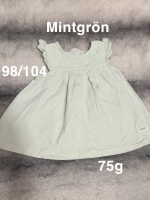 Mintgrön topp med volangärmar - Söt mintgrön topp med volangärmar och broderade detaljer upptill. har en luftig passform. Perfekt för varma dagar och ger en gullig look.🌸 Fint använt skick. Mintgrön. 98/104