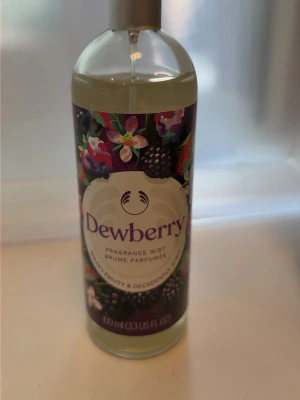Dewberry Fragrance Mist  - Har bara provat men doften passade tyvärr inte mig 😔                                                                                            På The Body Shops hemsida beskrivs doften så här:    En ikonisk doft med rötter i 90-talet – nu redo för en ny generation. Fruktig, djärv och full av karaktär, med noter av blåhallon som väcker känslor – oavsett om du minns den eller möter den för första gången.