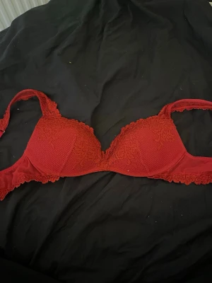 Röd spets-bh intimissimi  - Snygg röd bh från intimissimi, som ny