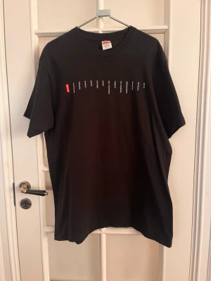Supreme t-shirt - Snygg svart Supreme t-shirt med minimalistiskt tryck. Klassisk rund hals och korta ärmar. Tillverkad i mjuk bomull som känns skön mot huden. Perfekt till jeans eller shorts för en clean och enkel look.