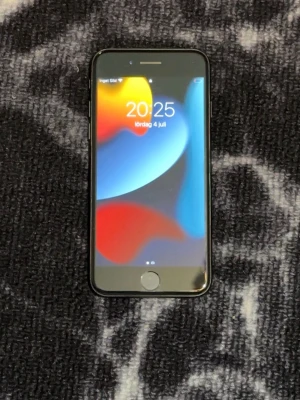 Mobil - Säljer denna iPhone 7 som jag fick i gåva. Den är använd och ligger på 82%. Skicka ett DM vid intresse! 😃