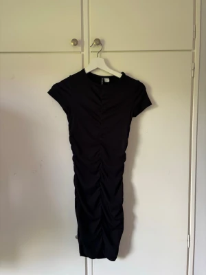 Svart ribbad klänning från H&M  - Säljer en svart ribbad klänning från H&M i storlek XS. 