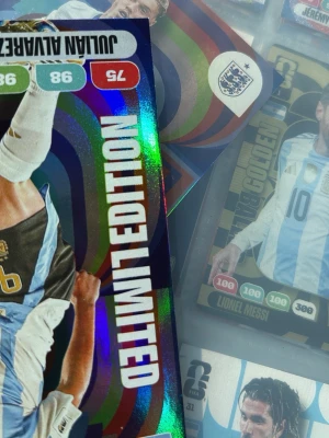 Julián alvarez  fotbollskort - Samling med  Julián alvarez fottbolskort från FIFA World Cup 2026, inklusive limited edition och specialkort. Flera kort har holografisk yta och motiv på kända spelare. Perfekt för dig som gillar att samla på fotbollskort och vill ha unika samlarkort.