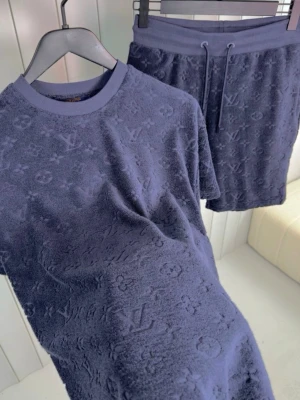 Louis Vuitton set  - Denna sommar dressen är perfekt nu i sommar om man letar efter en exklusiv och stilren dress. Den är aldrig använd påse och tags finns och kan man få om man vill ha dressen är i extremt bra skick och man sticker ut i folkmassor med sin stil. Jag skickar paketet snabbt och smidigt. Storlek M och den sitter väldigt bra 