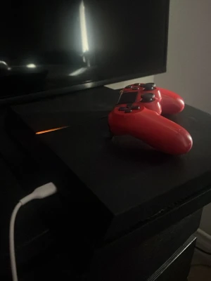 Playstation 4 - Säljer mitt ps4 med kontroll (alla sladdar som behövs) pga har 2 st. 