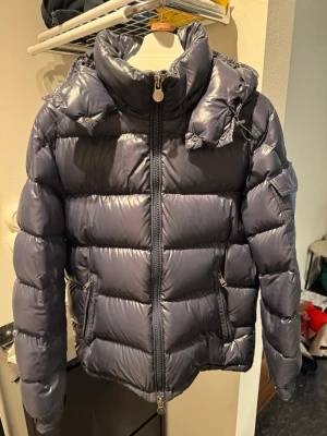 Moncler maya size 3 äkta -  Säljer nu min moncler maya jacka i färgen mörkblå. Jätte fint skick, inga skador eller liknande. Jackan är äkta och är i size 3. Som ny ren och fin.