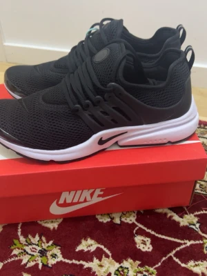 Svarta Nike sneakers med vit sula - Finns i storlek 42 