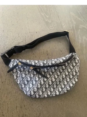 Svartvit axelväska med monogrammönster - Superfin väska som rymmer väldigt mycket. Perfekt till sommarn/semestern❤️