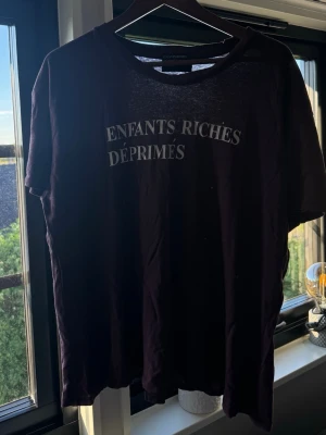 Enfants Riches Deprimes Logo Tee - Super snygg Enfants Riches Deprimes Logo Tee, använd fåtal gånger, storlek XL (passar S-M, cropped fit)
