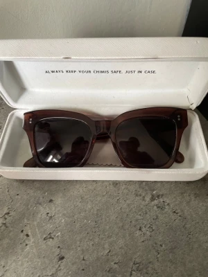 Bruna solglasögon från CHIMI - Snygga solglasögon från CHIMI med bred, fyrkantig båge i mörkbrunt. Glasen är mörka och ger en cool look. Kommer i originalvitt CHIMI-fodral🤍🤎 färgen coco 05