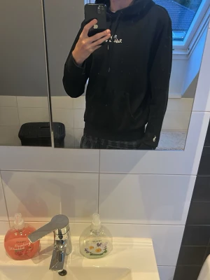 Svart hoodie från Ralph Lauren - Svart hoodie från Ralph Lauren med liten vit broderad logga på bröstet och en broderad häst på ärmen. Köpt för 1900kr. Pris går att diskutera vid snabb affär. Tveka inte att skriva vid minsta lilla fråga🙌🙌