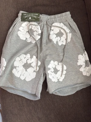 Gråa denim tears shorts - Gråa denim tears shorts som är oanvända och i nyskick. Aldrig använda även tagen är kvar. Fråga om du har fundering kring varan så är det bara att fråga. Priset är ej hugget i sten och är diskuterbart