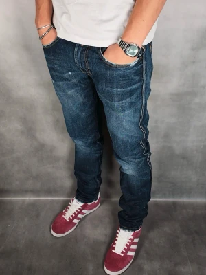 Replay Anbass - Replay Anbass Jeans • Storlek: 31/32 • Skick: 9/10 – mycket fint skick utan skavanker eller anmärkningar • Inkluderas: Endast jeansen • Nypris: Ca 2 000 kr • Passform: Modellen på bilden är 180 cm lång, väger 65 kg •