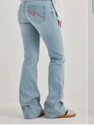 Ljusblåa jeans - Säljer dessa pga att de är för små.