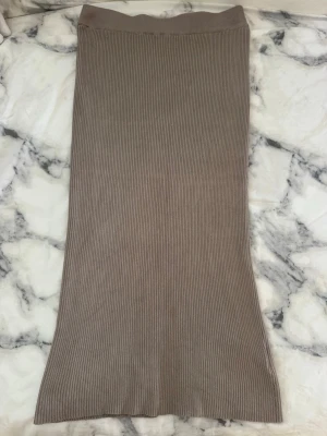 Beige stickad kjol  - Beige stickad kjol med slits från lager157