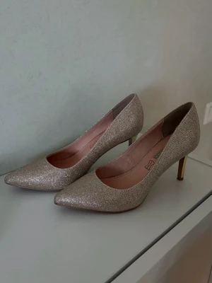Glittriga pumps  - En väldigt elegant sko köpt på sellpy, storlek 38 men passar nog 39 också. Superfin sko som passar till allt 💞Endast lite slitage på ena klacken. 