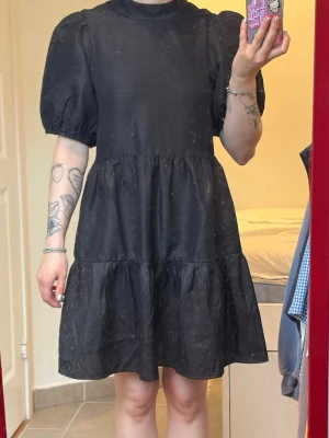 Klänning från monki  - Gullig babydoll klänning från monki, använd några gånger. Är i ett luftigt linne tyg. Strlk XS men ganska stor i storleken. 