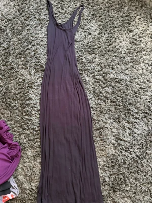 Svart lång tight klänning Bershka - Svart lång tight klänning, endast använd fåtal gånger