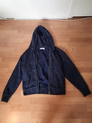 Marinblå zipup hoodie - Marinblå zipup hoodie från Weekday. Den är storlek XS men ganska oversized så passar även S/M. Materialet är bomull och polyester ☀️