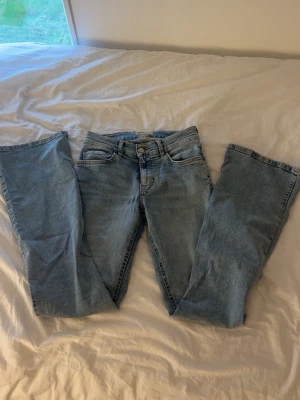 Perfect jeans Gina tricot - Ljus blåa jeans från Gina tricot. Dem har lite slitage på fram sidan men syns knappt när man har på sig dom, se sida 4. Dom är botcut skulle säga att dom är midwaist. Köppta för 500 Pris kan diskuteras❤️