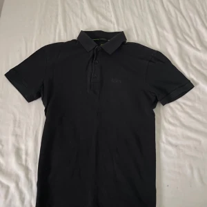 Hugo boss svart piké  - Använt några gånger passar båda S och XS