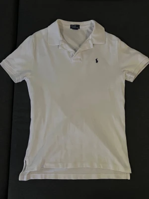 Ralph lauren pike - Hej, nu så säljer jag min mycket välvårdade Ralph lauren piké tröja. Den är storlek S och är mycket sparsamt använd. Priset är inte hugget i sten🤝