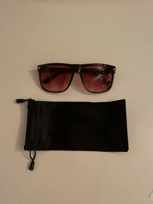 R@yban liknande solglasögon - Tjena! Säljer nu dessa feta solglasögonen. Dem är nästan identiska med Rayban, form, färg och kvalité. Enda skillnaden är att dessa inte har någon Rayban logga, vilket är det man betalar för annars. Skicka ett pm vid intresse, skicka bud.