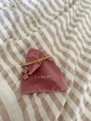 Nit armband  - Jättefint armband från Edblad. Säljer då jag använder guld. Tecken på användning men fint skick!🤩