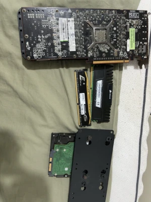 Datorhårdvara: RAM, grafikkort, HDD - Säljer ett paket med datorhårdvara: ett grafikkort med svart kretskort, två RAM-minnen (Corsair och E+), samt en intern hårddisk med grön kretskortssida. Perfekt för dig som bygger eller uppgraderar din dator.