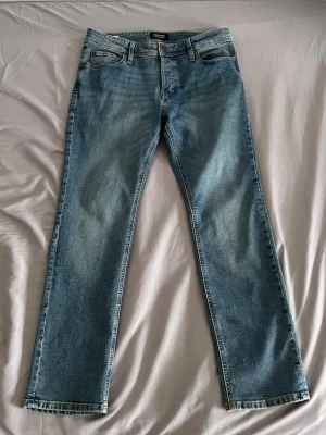Jack & Jones Jeans Tim - Helt nya o oanvända. Skick 10/10. W31xL30. Köpta för 699kr. Skickas snabbt!