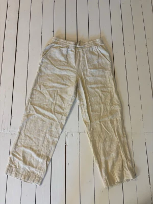 Linnebyxor  - Jättefina beiga linnebyxor från RYVLS i storlek 158/164. Köpta på Kidsbrandstore för 300kr.