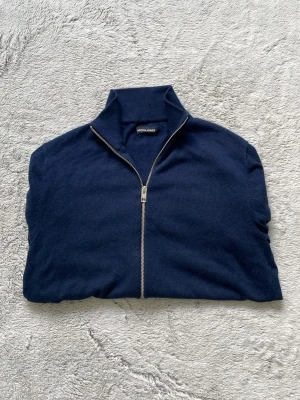 Mörkblå ziptröja från Jack & Jones - Mörkblå ziptröja från Jack & Jones, storlek är M och marinblå! Skriv vid frågor eller pris!👍