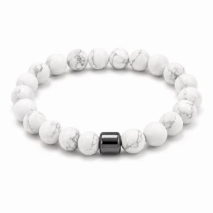 Vitt pärlarmband med marmormönster - Snyggt armband med vita pärlor som har ett marmorerat mönster och en större svart pärla i mitten. Elastiskt band gör det enkelt att ta på och av. Perfekt accessoar för dig som gillar stilrena detaljer.