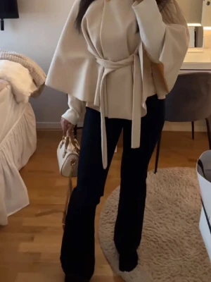 Beige kappa med knytskärp - Använd en gång! Jätte fin, helt ny