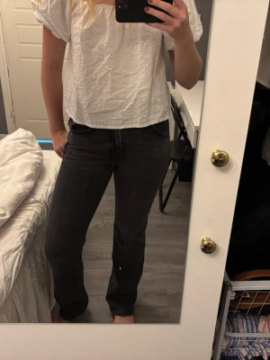 Svarta flate jeans - Så fina men får tyvärr sälja pga fel storlek, använda men i fint skick! Jag är 174 cm för referens och de går till golvet på mig!