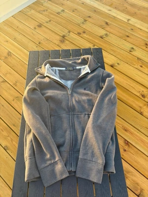 Ralph Lauren Polo Zip - Storlek: S (passar som S), använt en par gånger bara och fortfarande i bra skick. Startpris: 350kr