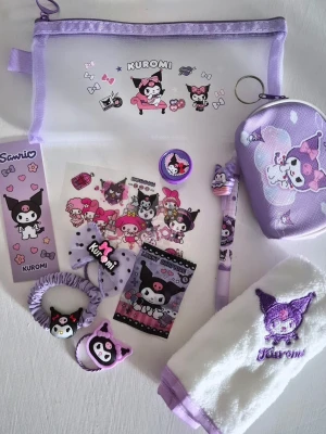 Kuromi accessoarset i lila - Säljer ett sött Kuromi accessoarset i lila och vitt med flera delar: genomskinlig necessär/pennfodral, klistermärken, penna, liten handduk, bokmärke, myntbörs, hårsnoddar, stämpel och en liten suprise. Alla delar har Kuromi-motiv och detaljer i pastellfärger. Perfekt för dig som älskar kawaii och Sanrio. Allt är helt nytt.