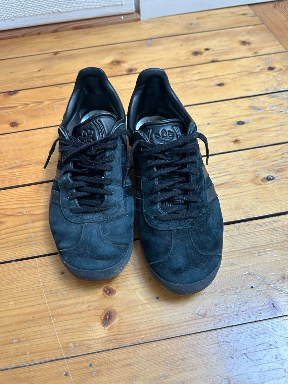 Svarta Adidas sneakers i mocka - 1