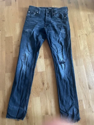 Svarta raka jeans, storlek 29/32 - Säljer ett par svarta jeans med raka ben och klassisk femficksdesign. Jeansen har en snygg tvättad look och normal midja. Perfekta för dig som gillar en enkel och stilren stil. Materialet är mjukt denim som sitter skönt hela dagen.
