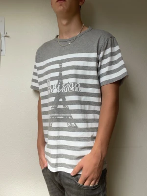 Maison kitsune tisha - Maison kitsune Tisha i perfekt skick. Inprincip helt ny. Modellen är 178cm och väger ungefär 70kg. Hör gärna av er vid intresse eller frågor!