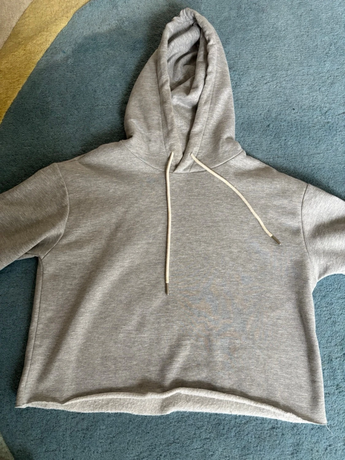 Grå croppad hoodie med kort ärm - 1