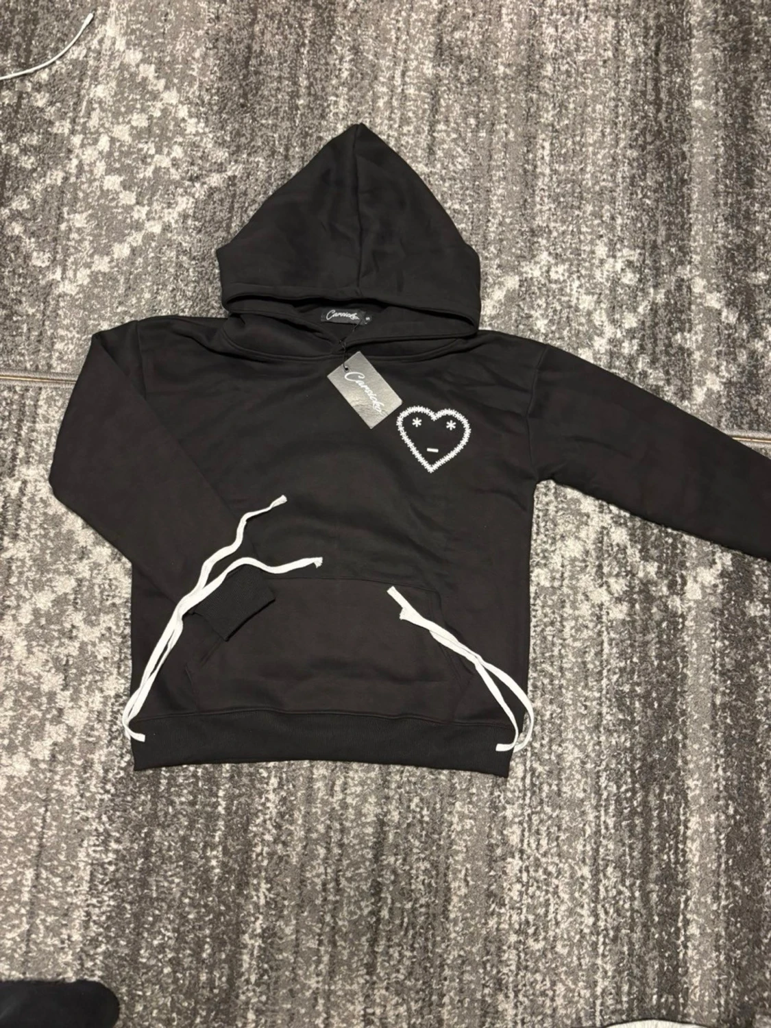 Svart hoodie med broderat hjärta