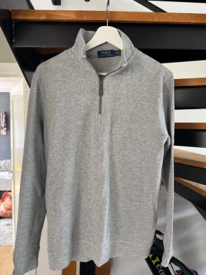 Ralph Lauren Half-Zip - Ljusgrå Ralph Lauren half-zip strl M i utmärkt skick. Använt väldigt sparsamt och har många år kvar, blivit för liten för mig tyvärr. Perfekt för sommarkvällar eller att ha över en skjorta!