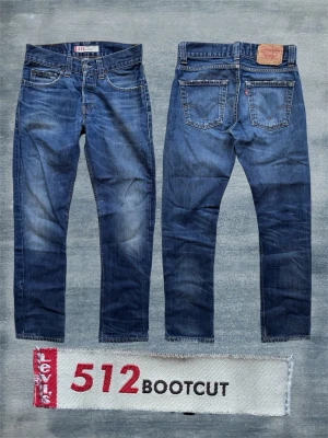 STRAIGHT LEVI’S JEANS - Ett par extremt snygga Levi’s jeans med en trevlig wash! Lite slitningar här och var vilket jag diggar. Modellen kallas 512 och är bootcut! Med tanke på måtten har dessa däremot en rak passform och inte bootcut. Storlek 29/32, hör av dig vid frågor! Mått: Midja - 39 cm, Ytterbenslängd - 104 cm, Benslut - 18 cm 