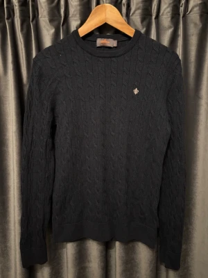 Morris tröja - 100% merinoull  - Morris tröja - navy - skick 9/10, mycket bra skick! - storlek M, men passar S - 100% merinoull - väldigt skön material, men också lite tunnare vilket är perfekt nu till sommaren - hör av er vid frågor🙌