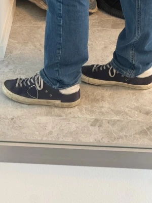 Philippe Model Paris - Säljer ett par sjukt snygga Philippe model skor, som man kan se är det ganska bra skick på skorna men de som sitter väldigt skönt på foten! Box och extra snören ingår. Fick de i julklapp men kan kolla med morsan om hon hittar kvittot. 