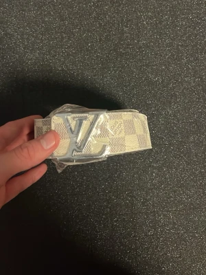 Louis monogram bälte vitt - Helt nytt oanvänt. Louis monogram bälte vitt. Storlek 105cm